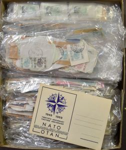 Variadoos, moderne periode, w.o. zegels op fragment, HK, documentatie, zm/m/ntz