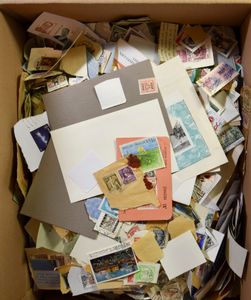 Duizenden zegels op fragment, diverse uitgiften, zm/m/ntz