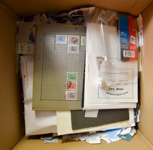 Goed gevulde doos op fragment overwegend Euro-periode, interessant voor stempels en variëteiten, enkele losse enveloppen, boekje, enz. + catalogus 2008, zm/m/ntz