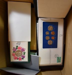 Gevarieerde samenstelling restantverzamelingen (met België), oude catalogi en muntbrieven, m/ntz