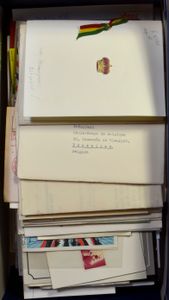 Rode Kruis, samenstelling + 100 poststukken en documenten in schoendoos, diverse periodes, zm/m