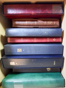 Albums, 7 stuks met zwarte bladen, gevarieerde formaten van landen + 1 lege albums met cassette (Hoge aankoopwaarde)