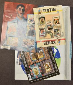 1971/2020 Alle postfolders en postenveloppen, oudste kleven vast en soms ongestempeld in de folder, daarna alle 1° dag in originele postabonnement enveloppen, ook dubbels en wat extra, zm/ntz