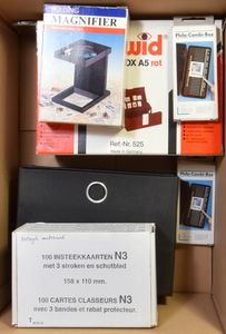Diverse items, 1 Hawid cardbox, 1 Hawid presentatie box met A5 zwarte insteekkaarten, 100 zwarte A6 insteekkaartjes, vergrootglas en 2 Phila Combiboxen