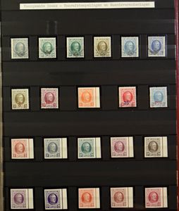 1922/1954 Uitzonderlijke verzameling in 2 insteekboeken, waarbij Houyoux kleurnuances, ongetande dienst, 301 **, Kastelen **, Kepie **, Mercier **, Sanatorium **, Grote Orval 1x * en 1x gestempeld (met variëteit), 390/93 ** in blok van 4, Ridder *, Tassis ** + proef, Poortman (uitgebreid), 1946/1954 **, zm/m