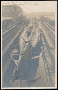 Oostende, prachtige fotokaart van een duikboot en het droogdok (1 stuk)