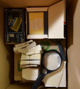 Diverse items, w.o. pergamijnzakjes, insteekkaartjes A6, testlamp, klemstroken en 2 vergrootglazen