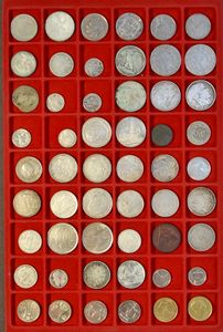 MUNTEN: 2 plateaus munten, w.o. enkele betere en wat andere (+/-500gr. zuiver zilver)