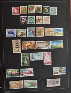 1882/1993, Collection soignée dans 2 classeurs à anneaux comprenant des blocs et des livrets, partie moderne postérieure à neuf, tb