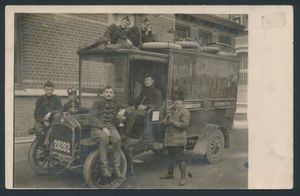 1914, 4 augustus, dag van de oorlogsverklaring van Duitsland, op fotokaart, vanuit Waremme, met soldaten van het 2de regiment in het station van Waremme, zm
