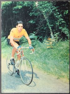 Voetbalfoto's (13), 2 wielrenners met Eddy Merckx + varia.