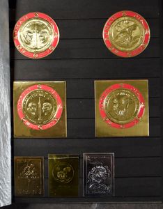 BACKGROUND : Collection en 2 classeurs, des pays du Golfe comprenant un grand nombre de timbres d'or et d'argent, tb.