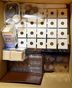 MUNTEN : Jaarsets, 2 medailles Laureaat vd arbeid, 1 doosje replica's en 7 zilveren munten (nettogewicht 75 gr)