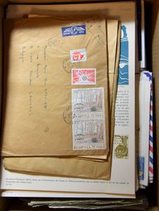 Samenstelling w.o. herdenkingsbladen, schilderijen op zegel, enz... (995 stuks)