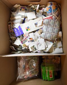 Varied box, paperless with reasonable theme, also king's heads, sorted into bags, to be checked.