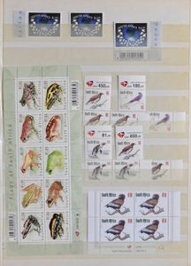 Large stock of mint in 9 books from the 80s with booklets, souvenir sheets, huge number of complete sets (including 