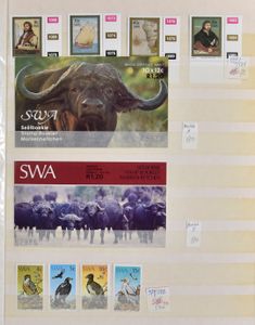 1923/1990 Collection dans un album Davo comprenant des définitifs 1954 ** a.o., des séries années 1970, également une classeur avec des doubles postfresh, tb 