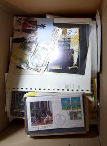RELIGION : Très grande collection de 'Pape Jean-Paul II' dans 2 albums, sur feuilles et en vrac, dont beaucoup de Pologne, y compris la solidarité, tb.