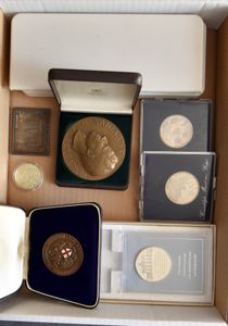 MEDAILLES EN MUNTEN: Enkele cassetjes en losse (+/-90gr. zuiver zilver)