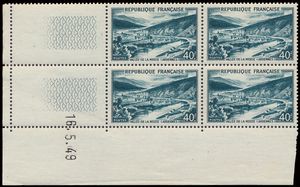 Accumulation of dated corners in block of four, n° 291 A. Briand, n° 377/77A Charlot, n° 379 Versailles, n° 395 Service de Santé (2x), n° 399 Reims, n° 402 Marie Curie, n° 417 etudiants, n° 423 génie, n° 424 orphelins des P.T.T., n° 427 