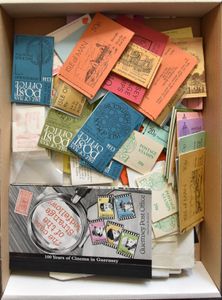 Boîte remplie de carnets de timbres Îles Anglo-Normandes et Île de Man, avec des feuilles à thème, tb