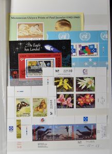 Collection d'Océanie en 2 classeurs épais, avec les îles Marshall, les îles Cook, Niue, la Micronésie, tb.