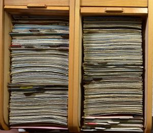 Diverse landen, in 2 klasseerbakjes, voornamelijk groot formaat (+/-1200 stuks)