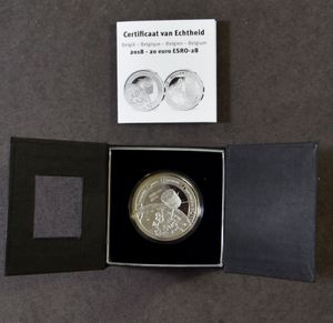 MUNTEN: Euromunten, zeer uitgebreide samenstelling in vele mappen/etuis, jaargangen,
2 euro stukken, veel zilver, enz.