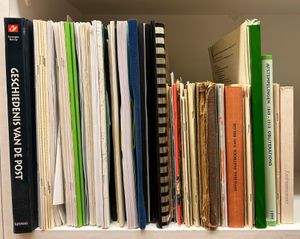 Zusammenstellung von ca. 74 Büchern, darunter viele Studien, Geschiedenis van de Post (Lannoo) usw., siehe Fotos auf der Website