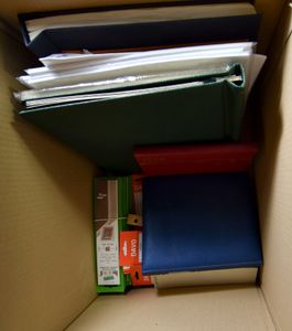 Diverse items, w.o. lege albums, albumbladen, insteekkaarten, klemstroken