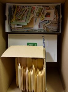 Papiervrije en gesorteerd in zakjes en los in schoendozen + enkele botjes (iets ouder), waarbij veel België, tienduizenden zegels, ntz
