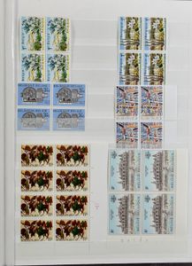 Verzameling België, alle in blokken (meestal van 4), van verschillende periodes, w.o. Albert met helm, opdrukken, oorlogsperiode, maar meestal periode van eind jaren '60 tot later, zm