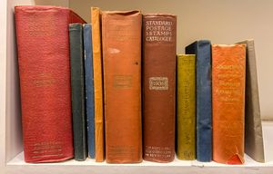 Catalogi, samenstelling van 10 boeken, w.o. Standard postage stamp catalogue New York, etc., zie foto's website