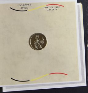 MUNTEN: België, 17 jaarsets in 2 albums, 1982/2001