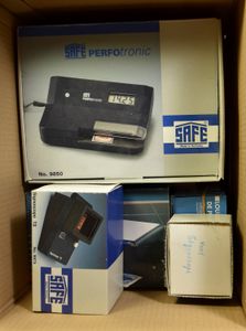 Diverse items, interessant lot met divers materiaal waarbij, klemstroken, speciaal vergrootglas, Safe Perfotronic, Money Detector, Safe Signoscope, zm/m