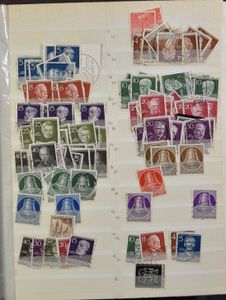Voorraad in 4 insteekboeken zonder beginjaren met zeer veel zegels + blokken, ** en gestempeld, zm/m
