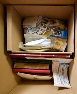 Honderden zegels diverse landen in boeken, pergamijnzakjes en los, zm/m/ntz