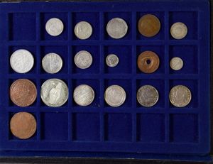 MUNTEN: Diverse munten wereld en enkele penningen, in koffertje (+/-350gr. zuiver zilver)