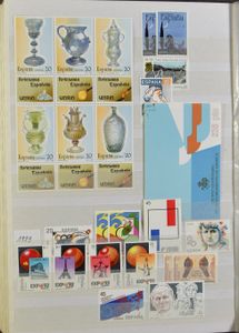 1930/1997 Verzameling met dubbels in 2 insteekboeken met veel postfris, vrijwel alles in goede kwaliteit, zeer veel zegels, blokken, boekjes, etc., zm/m