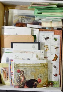 Kleine samenstelling niet gestempeld materiaal, overgrote meerderheid postfris, o.a. boekjes en blokken, ideaal voor ruil- of voortverkoop, zm/m/ntz