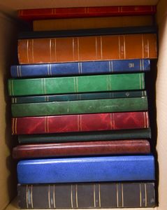 Insteekboeken, 13 stuks met zwarte bladen, verschillende diktes