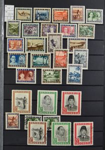 Japanse bezetting, grote voorraad in 3 insteekboeken met Java, Sumatra, Weense drukken, Molukken, Interim, enorm veel zegels, ook wat brieven, tevens zeldzaam ongetand bij Maluku, zm