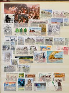1860/2023 Verzameling met dubbels in 2 insteekboeken en ringband met modern gestempeld, jaarsets en grootformaat velletjes postfris, zm/m/ntz