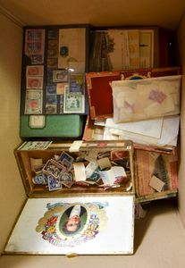 Restanten diverse landen in doosjes, mappen en omslagen, waarbij zegels, oude aandelen, literatuur, ZK, poststukken, zm/m/ntz