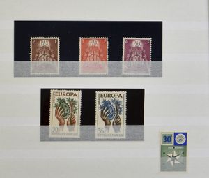 1956/1995 Verzameling in 3 albums en 1 insteekboek, reeksen, blokken en kleinbogen, overwegend **, zm