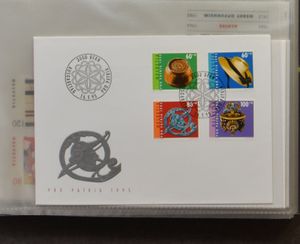 Interessante doos allerlei w.o. poststukken, FDC's, zegels, blokken, boekjes, enz., zm/m