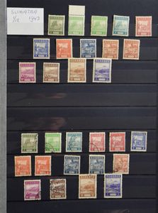 1943/1947 Leuke verzameling in insteekboek met Java, Sumatra w.o. groot aantal verschillende opdrukken, diverse betere zegels, interessant voor specialist, zm