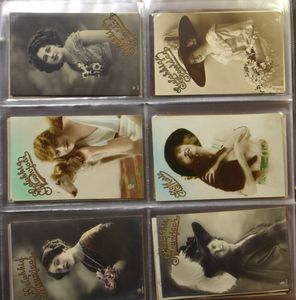 Diverse onderwerpen, w.o. vrouwen, hoeden en Pasen, in 3 albums (+/-900 stuks)