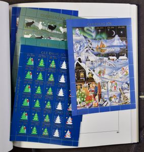 Diverse items items in 2 insteekboeken + 1 farde (met brieven België) en kleine verzameling Faeröer, m/ntz