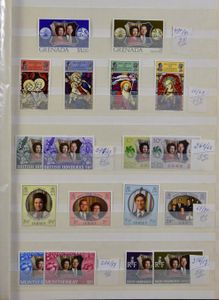 1972/1977 Verzameling samenuitgiften in insteekboeken, w.o. Silver Jubilee, Royal Wedding, zm